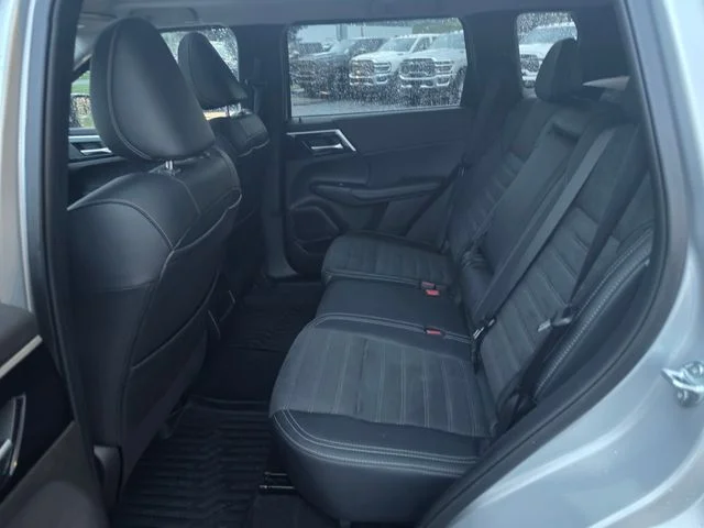 Used 2024  Mitsubishi SE image 10