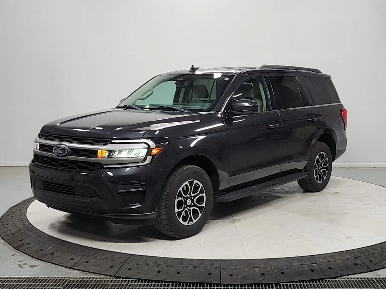 Used 2024 Gray Ford XLT image 3