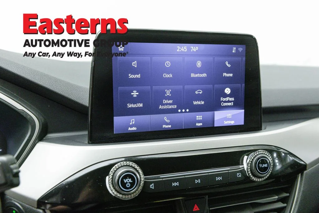 Used 2022 White Ford SE image 18