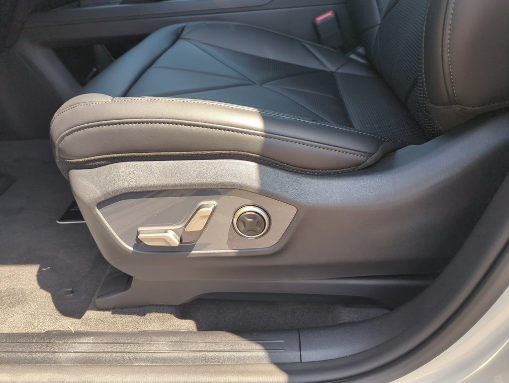 New 2027 Ivory Silver Kia EX image 13