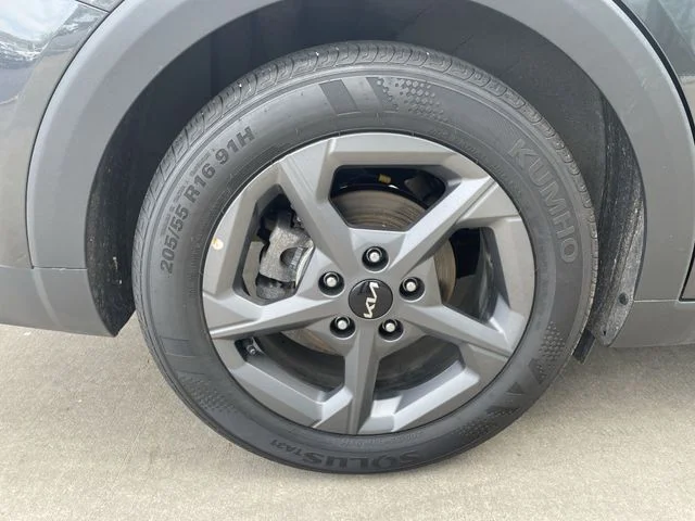 2025 Kia K4 LXS - Photo 35