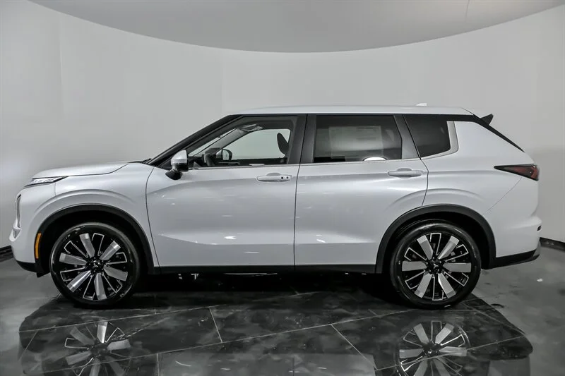 New 2026 WHITE Mitsubishi SE image 6