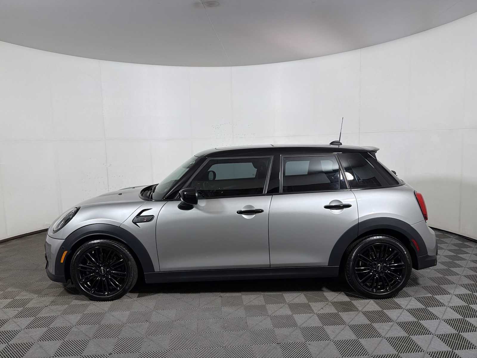 Used 2024 Melting Silver III Metallic MINI Cooper S image 4