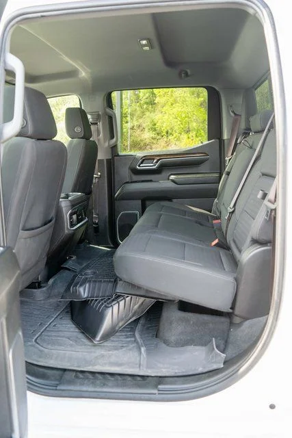 Used 2024 White GMC Elevation image 11