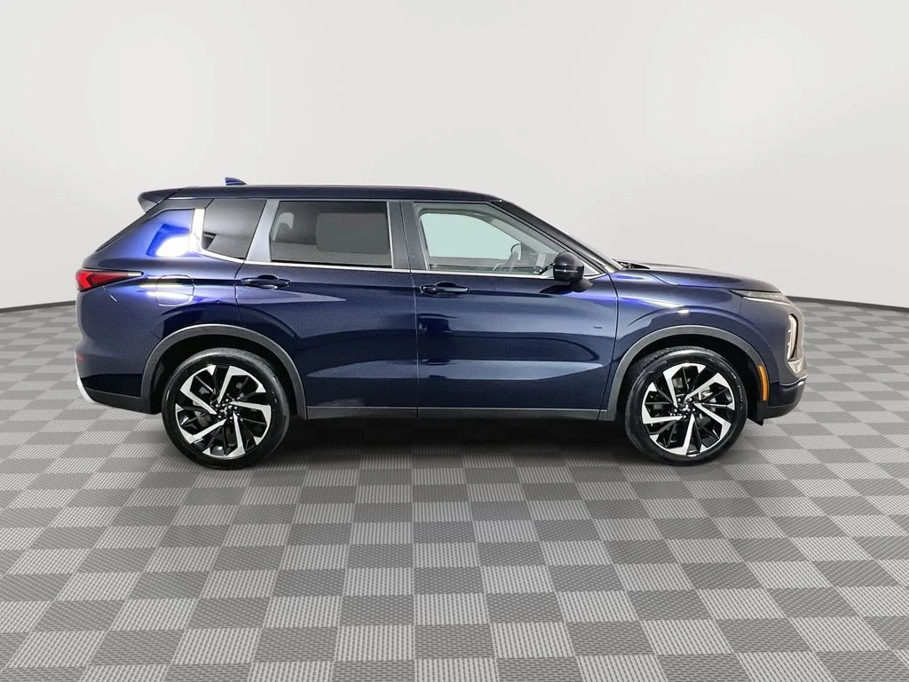 Used 2024  Mitsubishi SE image 9