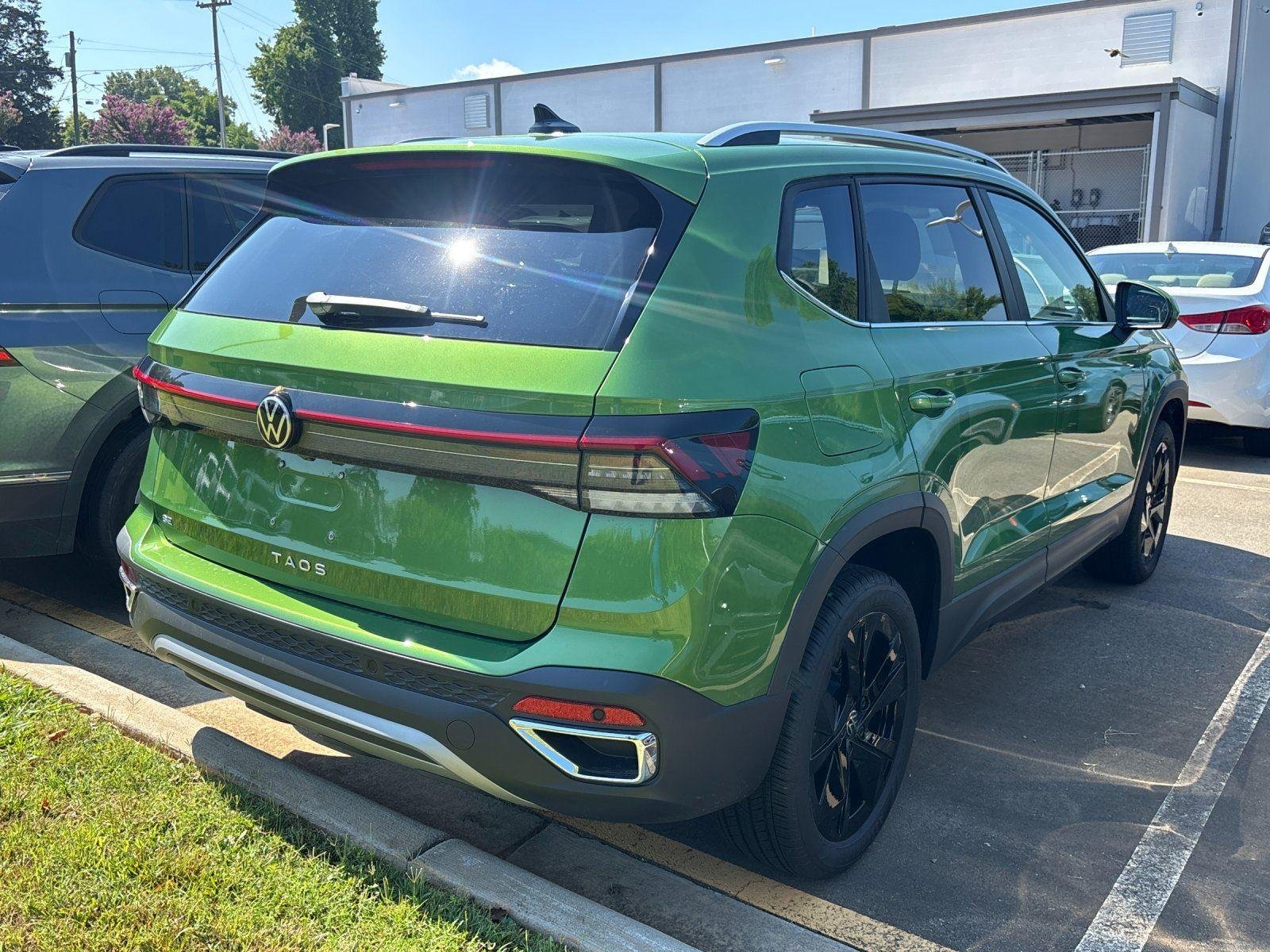 New 2026 Bright Moss Green Metallic Volkswagen SE image 5