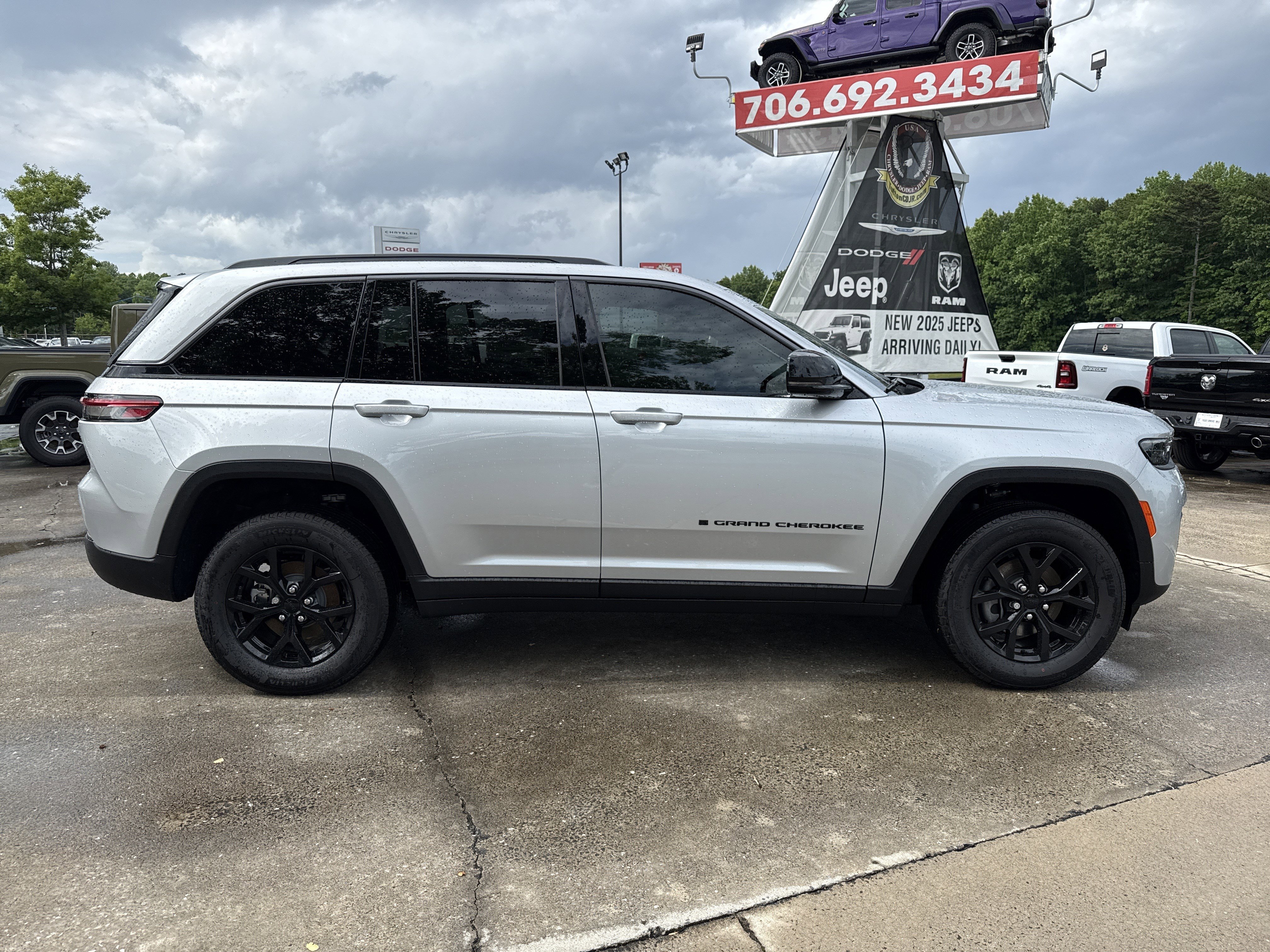 New 2026 Silver Zynith Jeep Laredo Altitude image 8