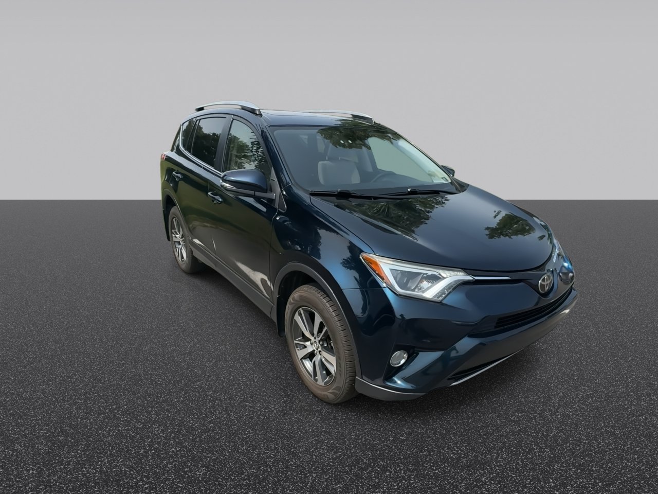 Used 2018 Galactic Aqua Mica Toyota XLE image 2