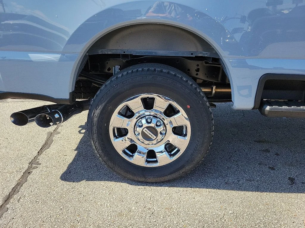 New 2026 Glacier Gray Metallic Tri-Coat Ford F-250® Lariat® image 7