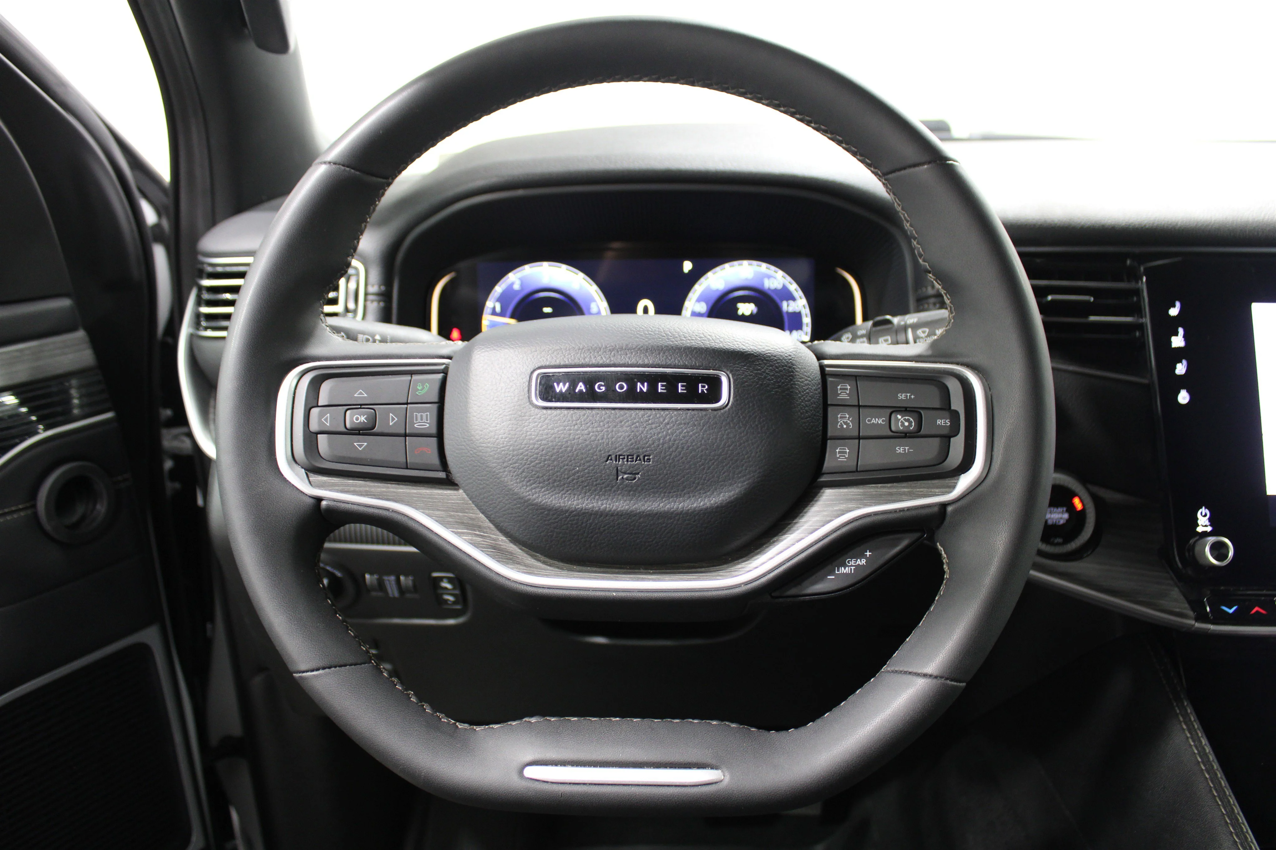 2024 Jeep Wagoneer L Series II - Photo 8