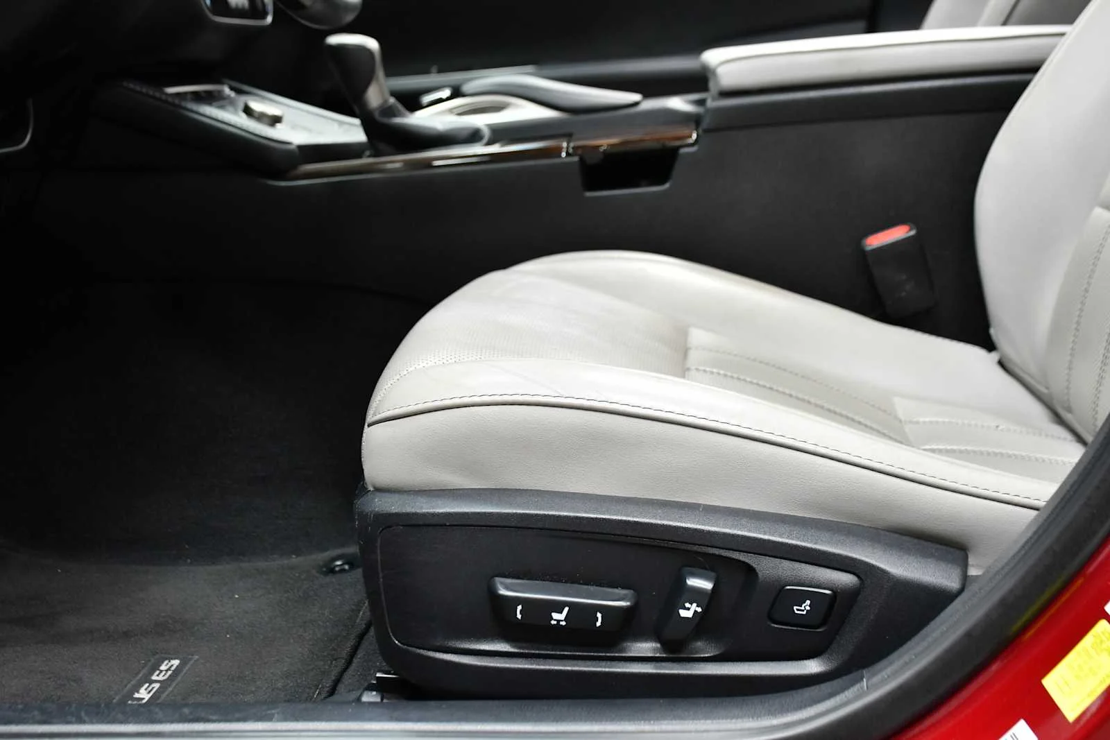 Used 2018 Matador Red Mica Lexus  image 15