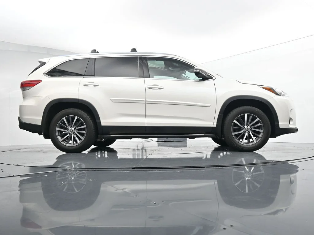 Used 2019 White Toyota XLE image 36