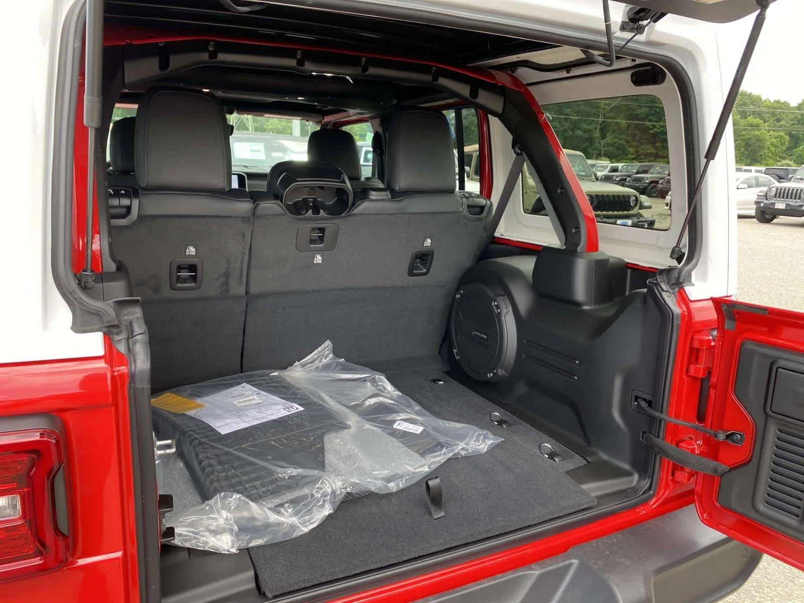 New 2026 Firecracker Red Clear-Coat Exterior Paint Jeep Sahara image 5