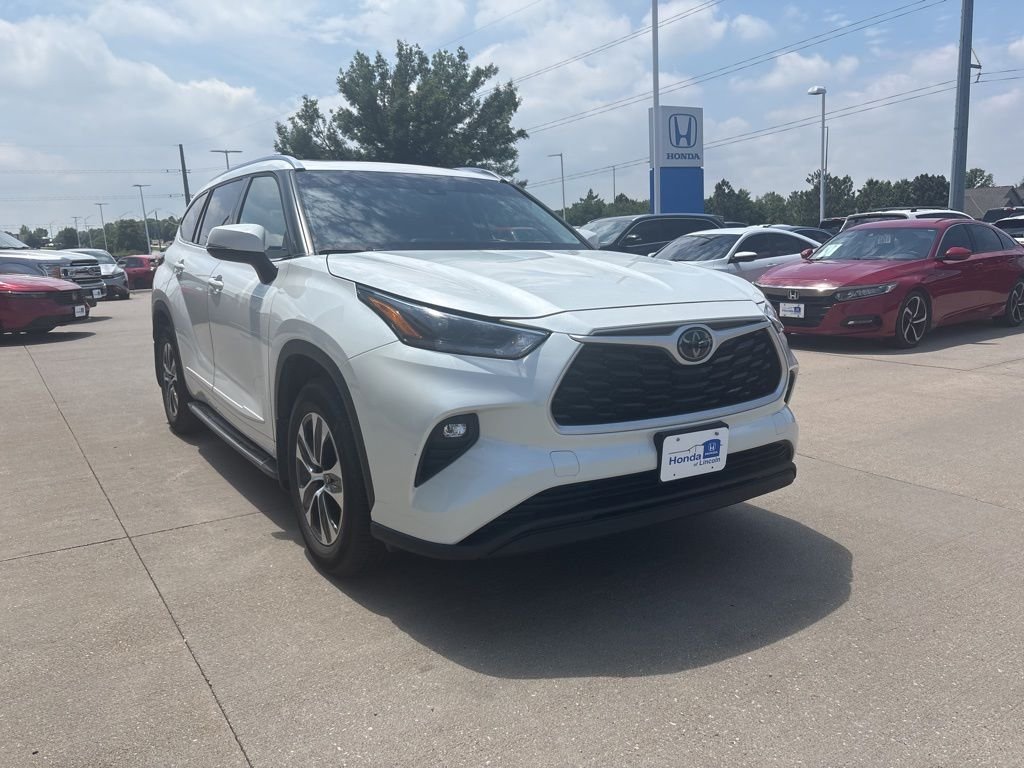 Used 2021 Blizzard Pearl Toyota XLE image 3