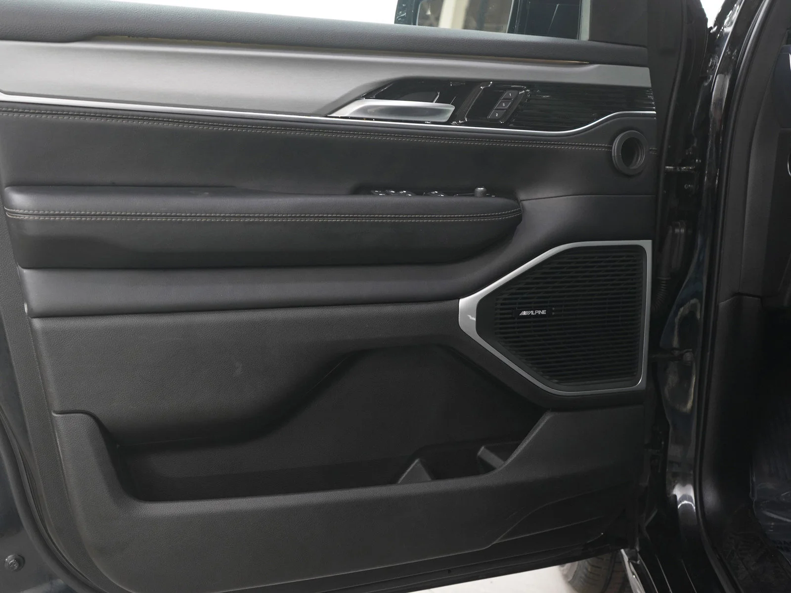 Used 2024 Diamond Black Crystal Pearlcoat Jeep Series II image 22