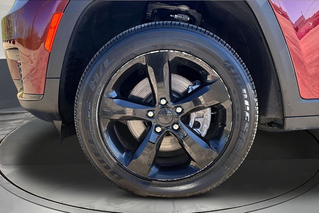 Used 2025 Red Jeep Altitude image 36