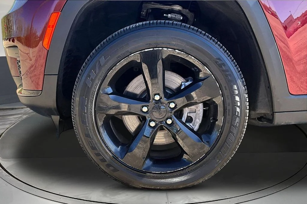 Used 2025 Red Jeep Altitude image 36