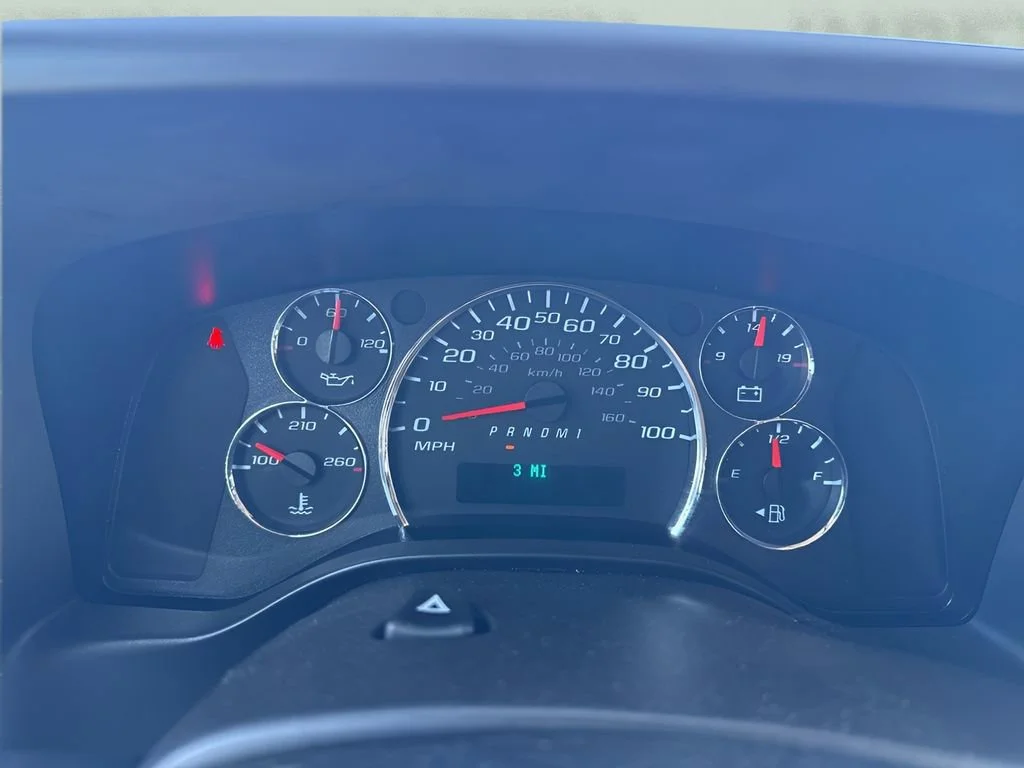 Used 2025 Summit White Chevrolet 1LT image 9