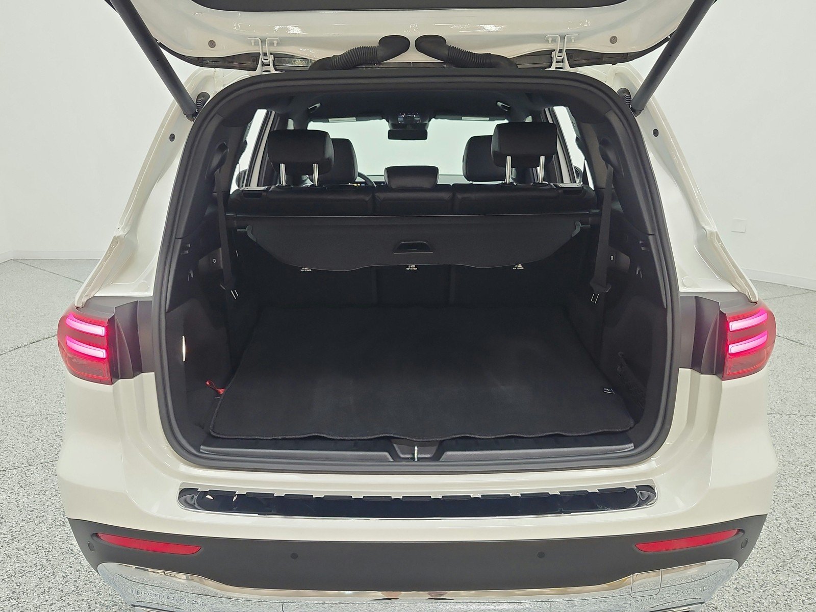 Used 2025 Polar White Mercedes-Benz GLB 250 SUV image 18
