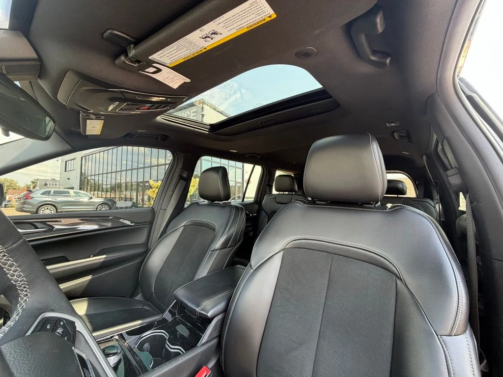 Used 2023 Gray Jeep Altitude image 9