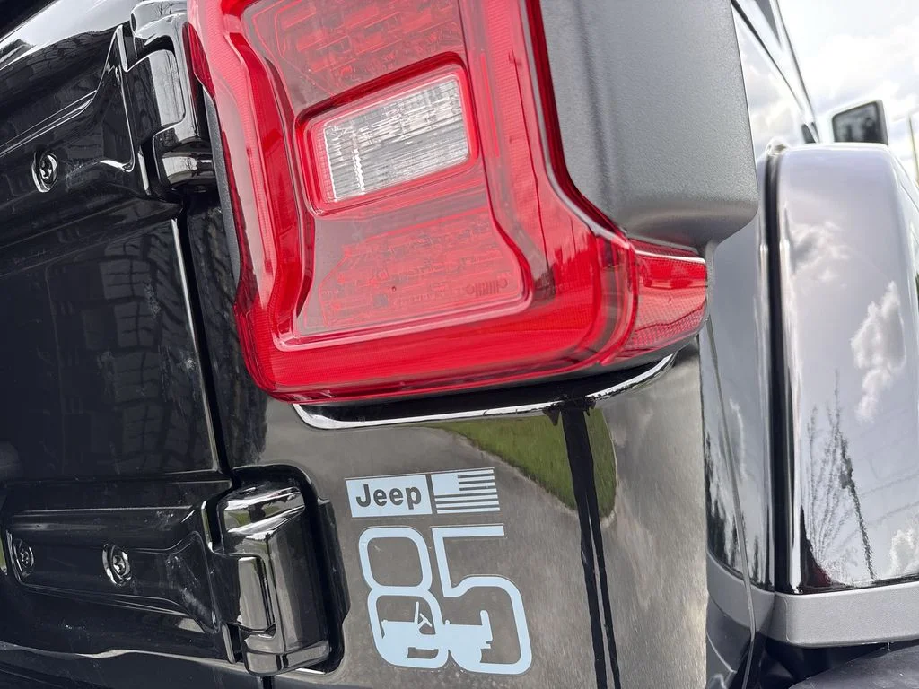 New 2026 Black Clear-Coat Exterior Paint Jeep  image 5