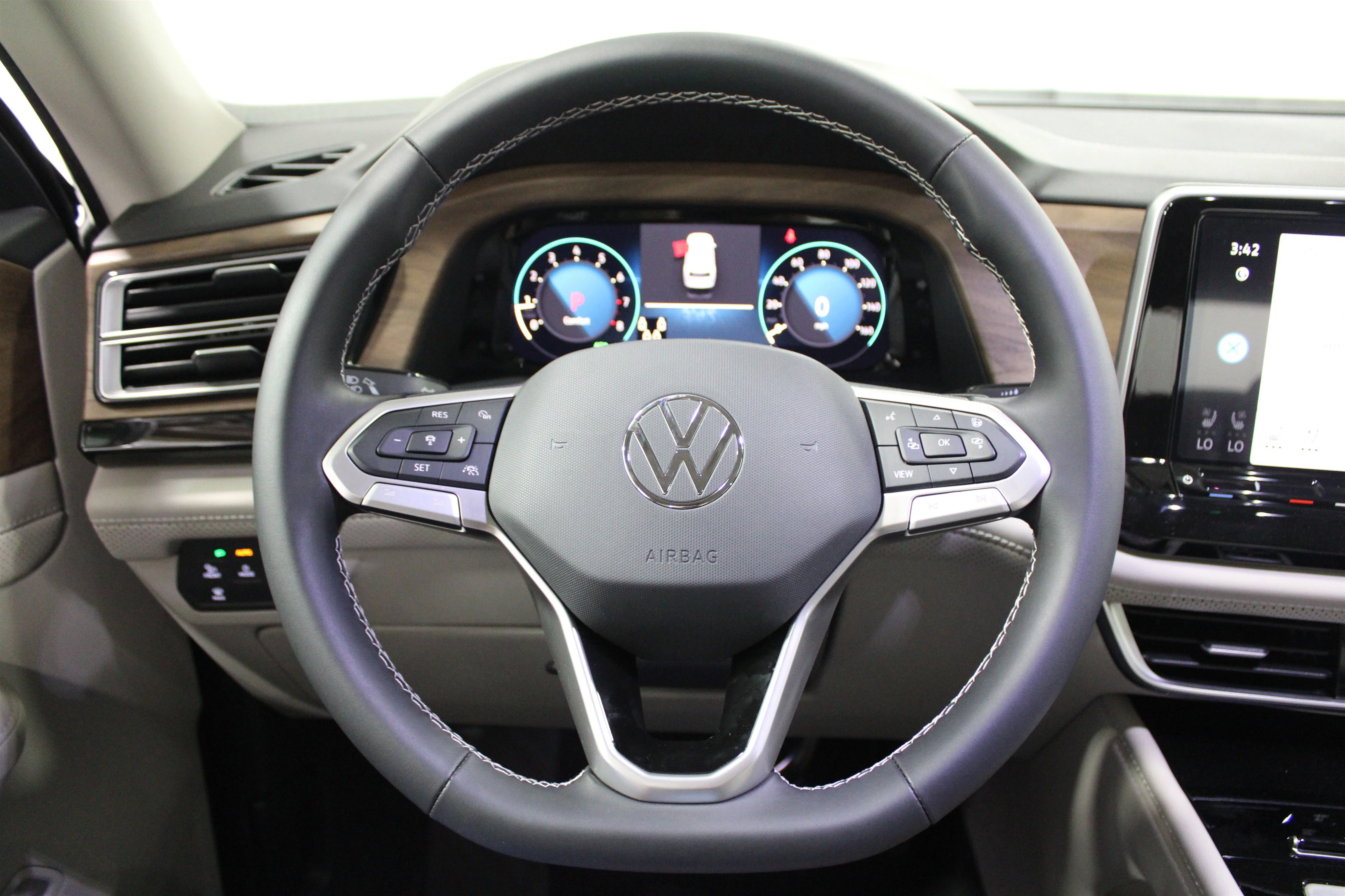 New 2026 Silver Mist Metallic Volkswagen 2.0T SE w/Technology image 9