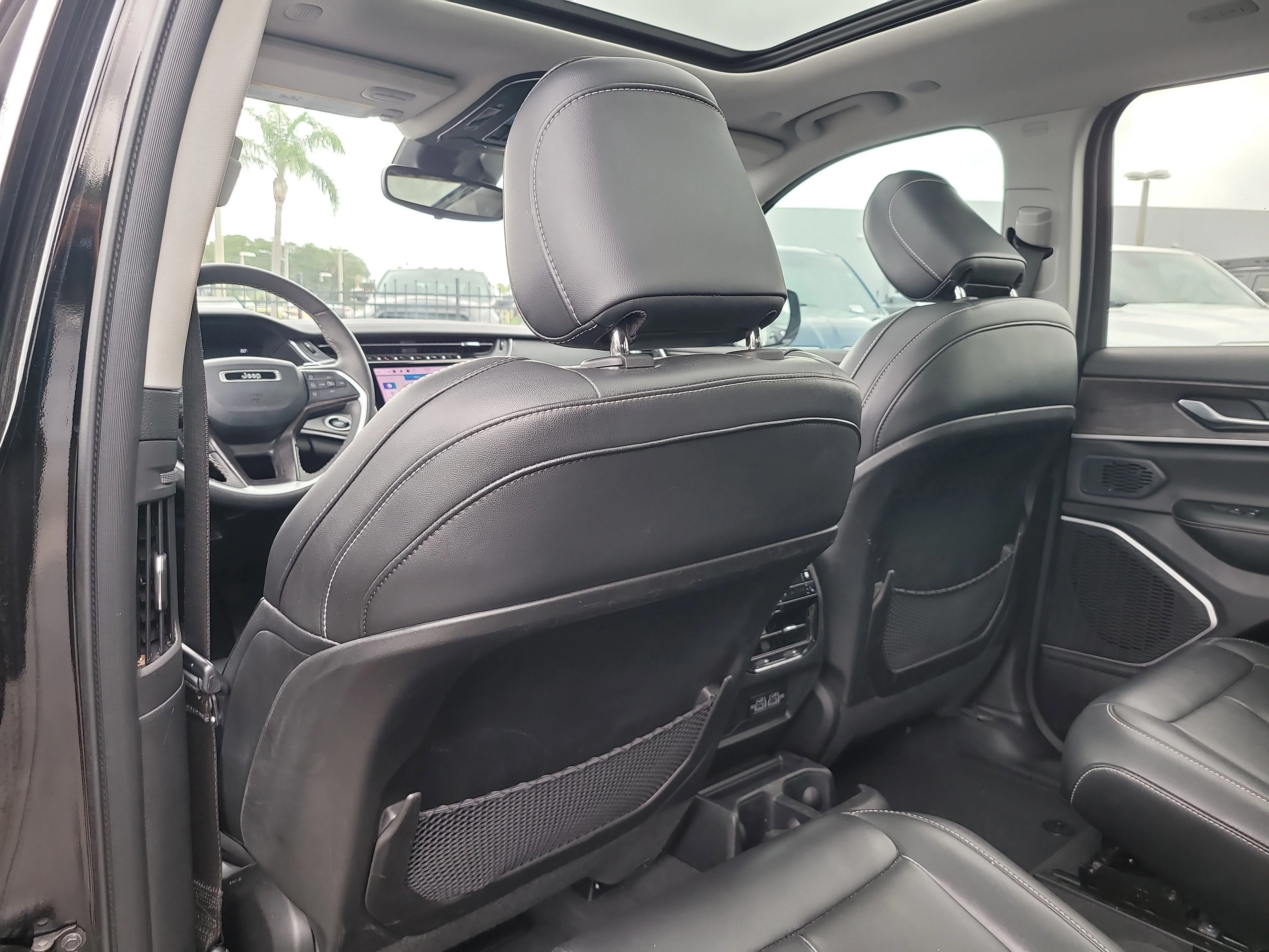 Used 2023 Diamond Black Crystal Pearlcoat Jeep Limited image 13