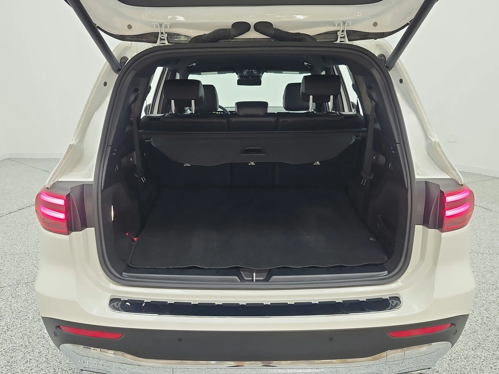 Used 2025 Polar White Mercedes-Benz GLB 250 SUV image 18