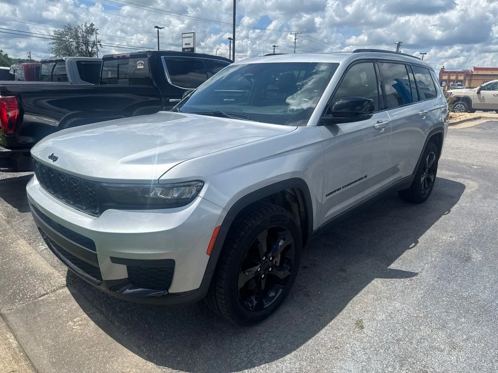 Used 2021 Silver Jeep Altitude image 1