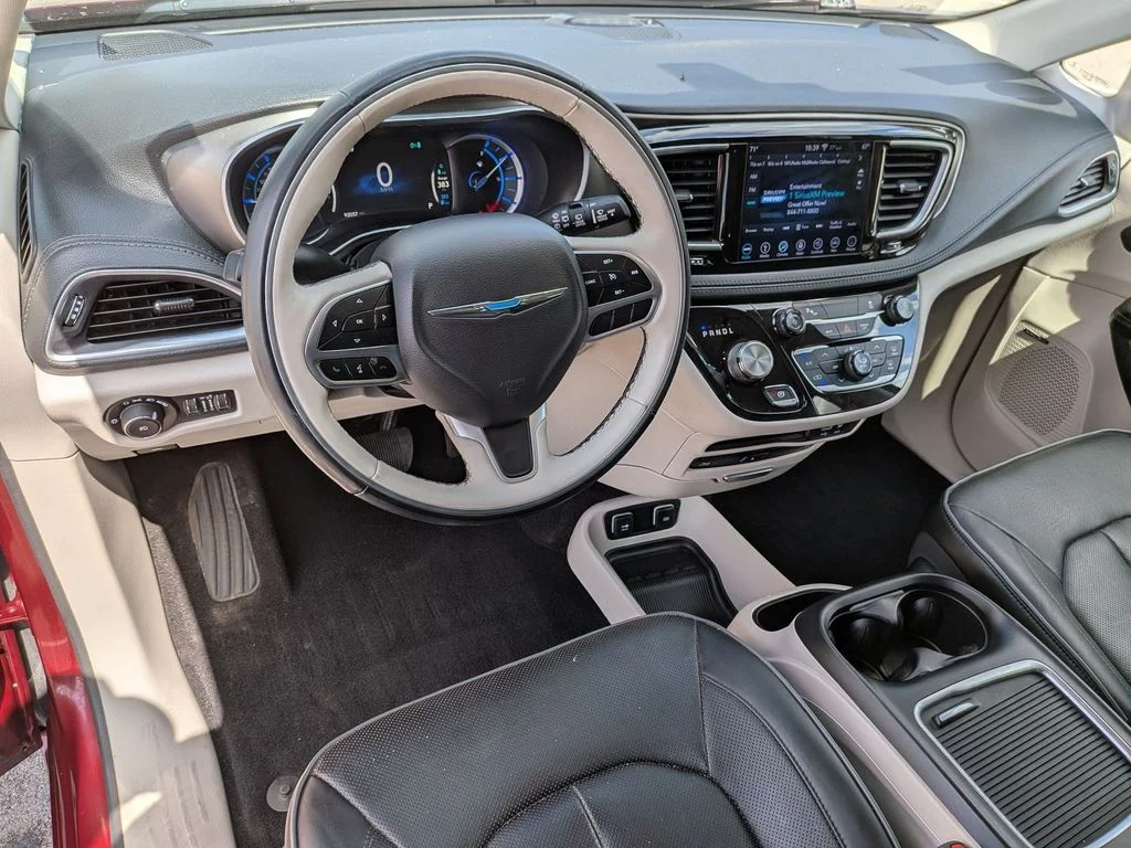 Used 2018 Red Chrysler Limited image 10
