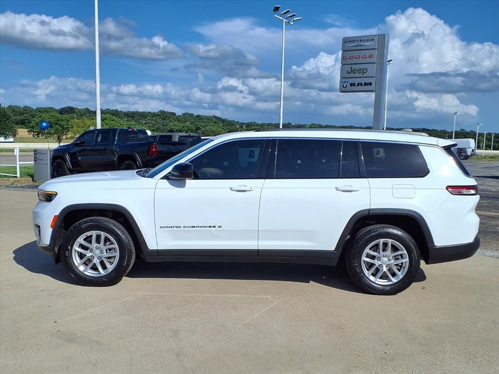 Used 2021 White Jeep Laredo image 4