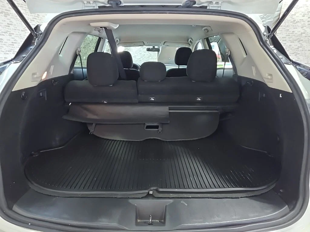 Used 2018 Pearl White Nissan S image 11