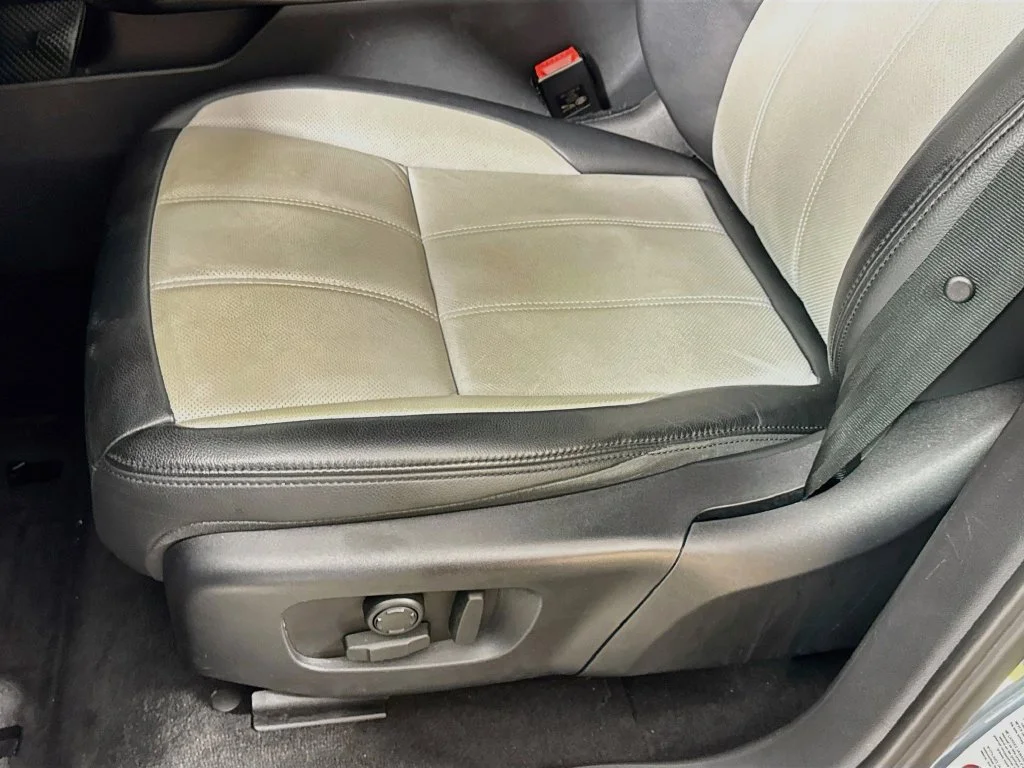 Used 2023 Gray Land Rover R-Dynamic SE image 24