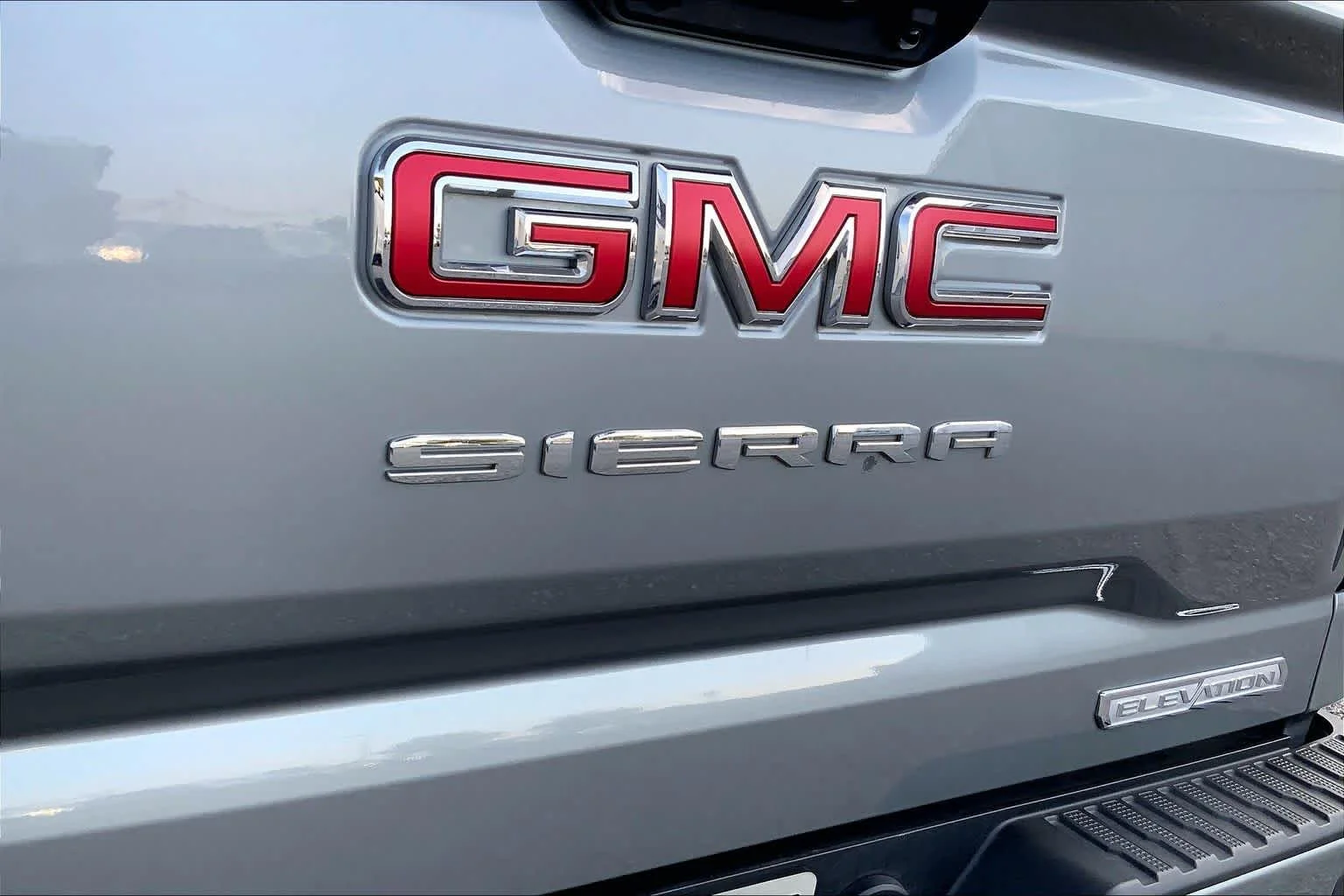 Used 2025 Sterling Metallic GMC Elevation image 28