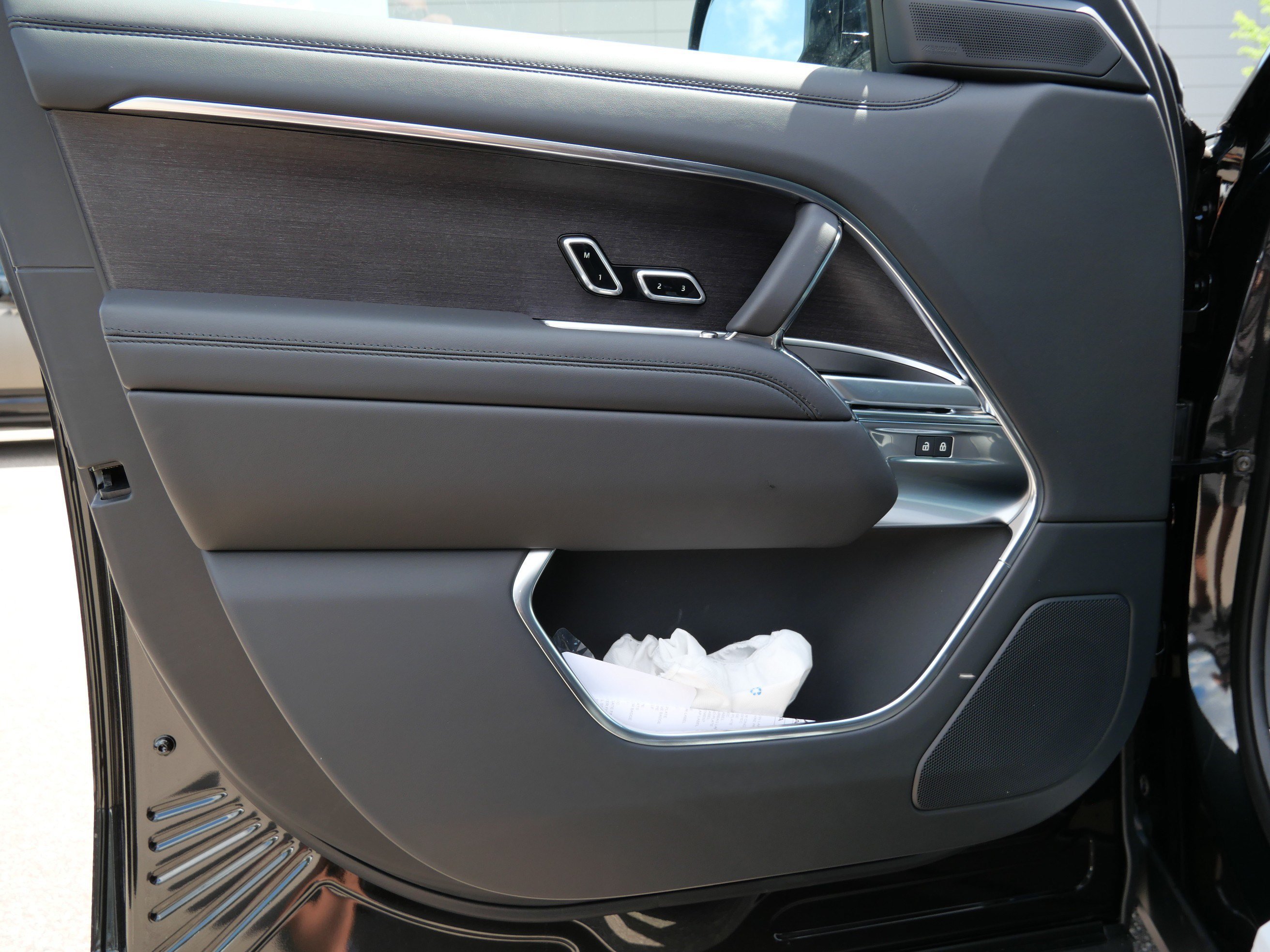 New 2026 Santorini Black Land Rover SE image 3