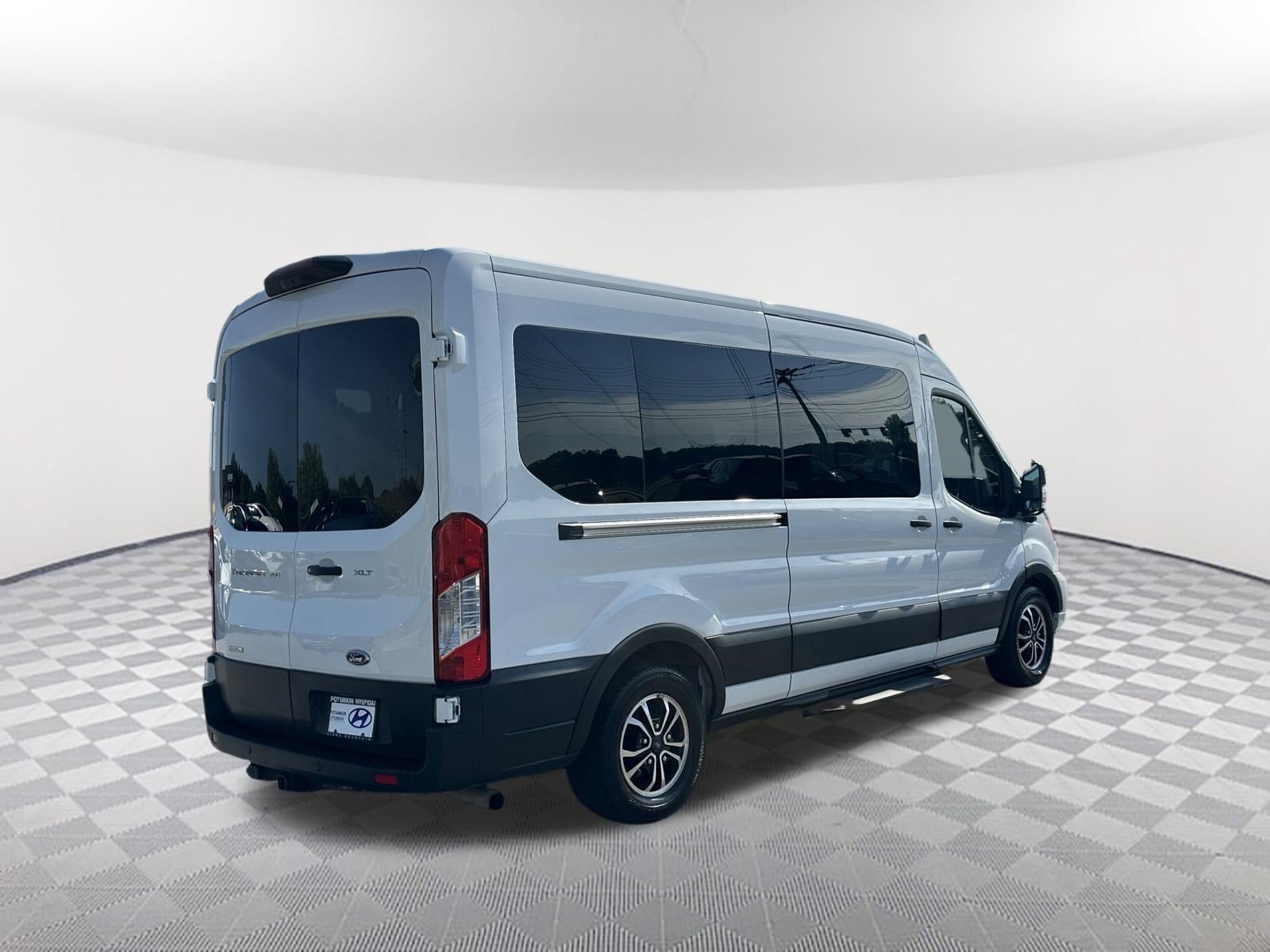 Used 2022 Oxford White Ford XLT image 4