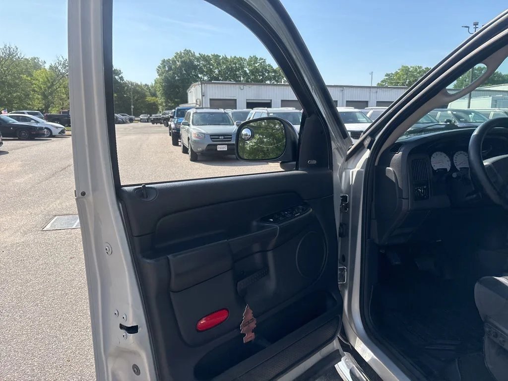 Used 2004 Black Dodge SLT image 16
