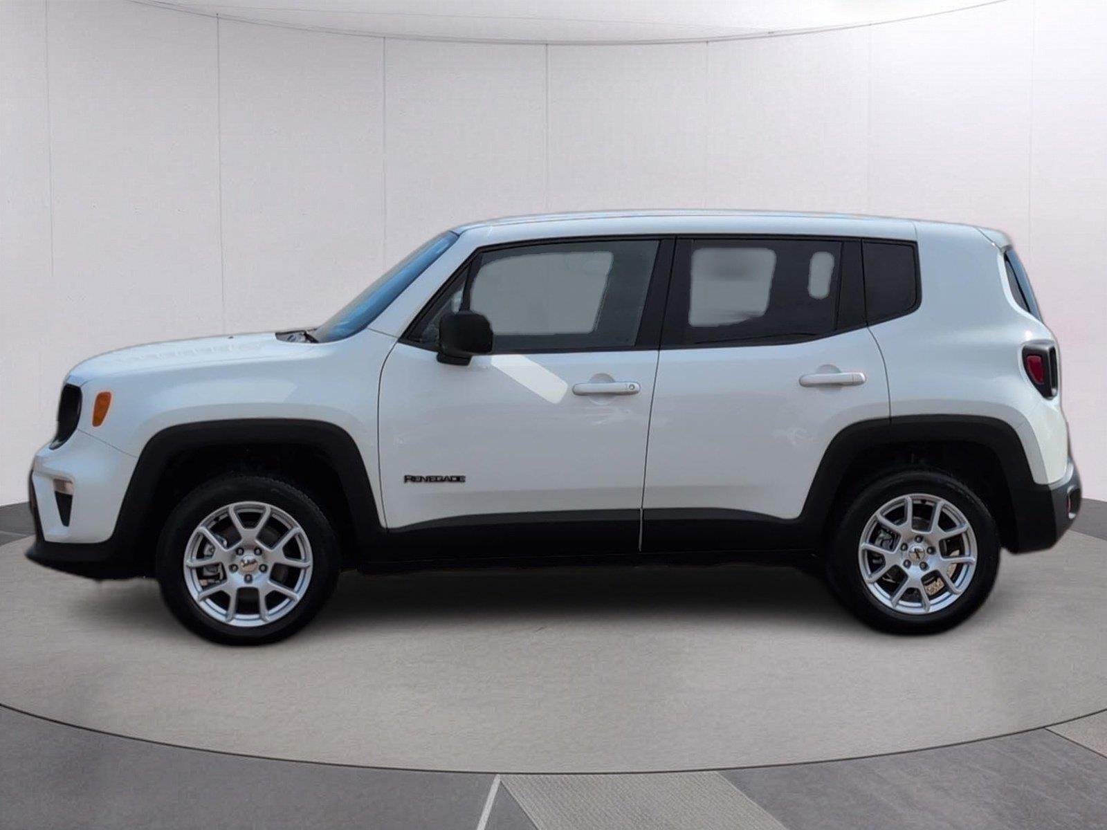 Used 2023 Alpine White Clearcoat Jeep Latitude image 2