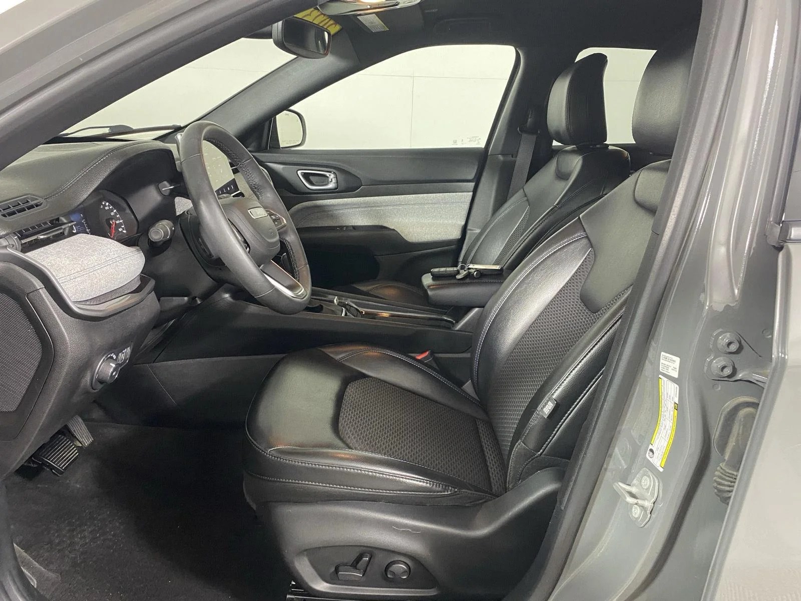 Used 2023 Sting-Gray Clearcoat Jeep Latitude image 13