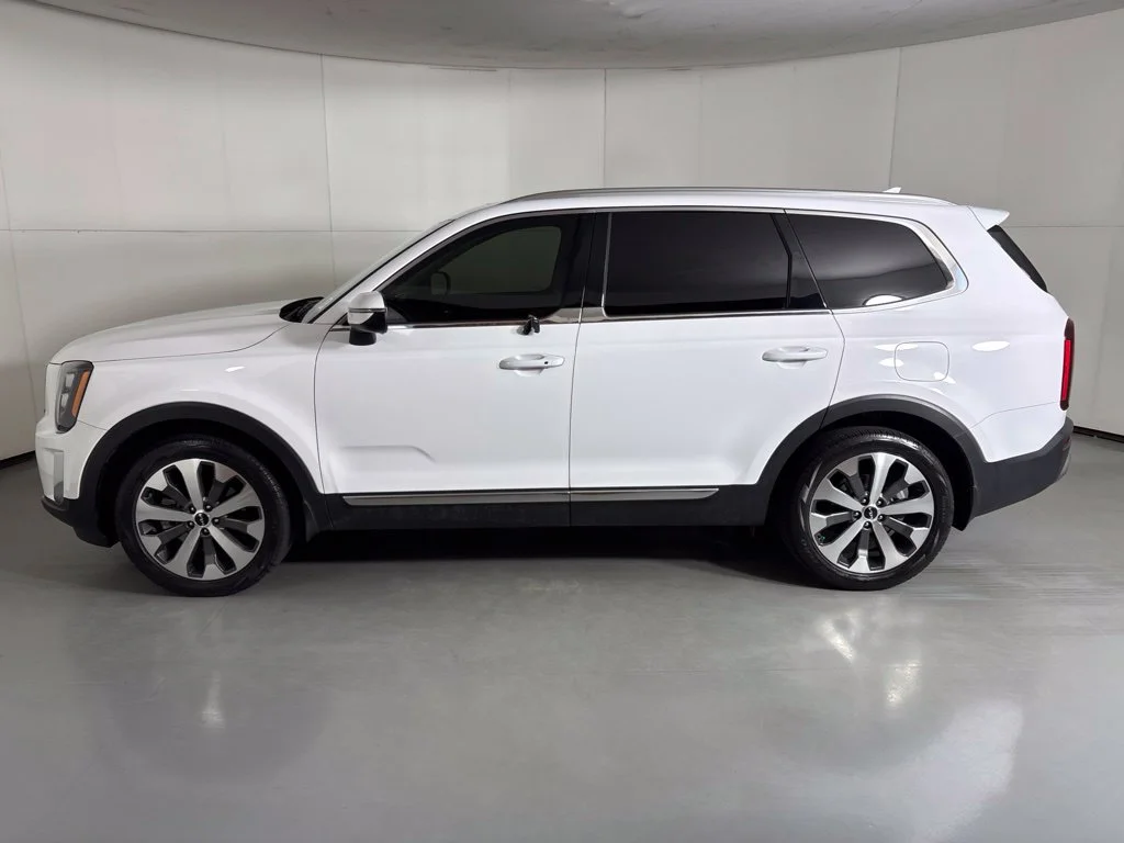Used 2022 White Kia EX image 5