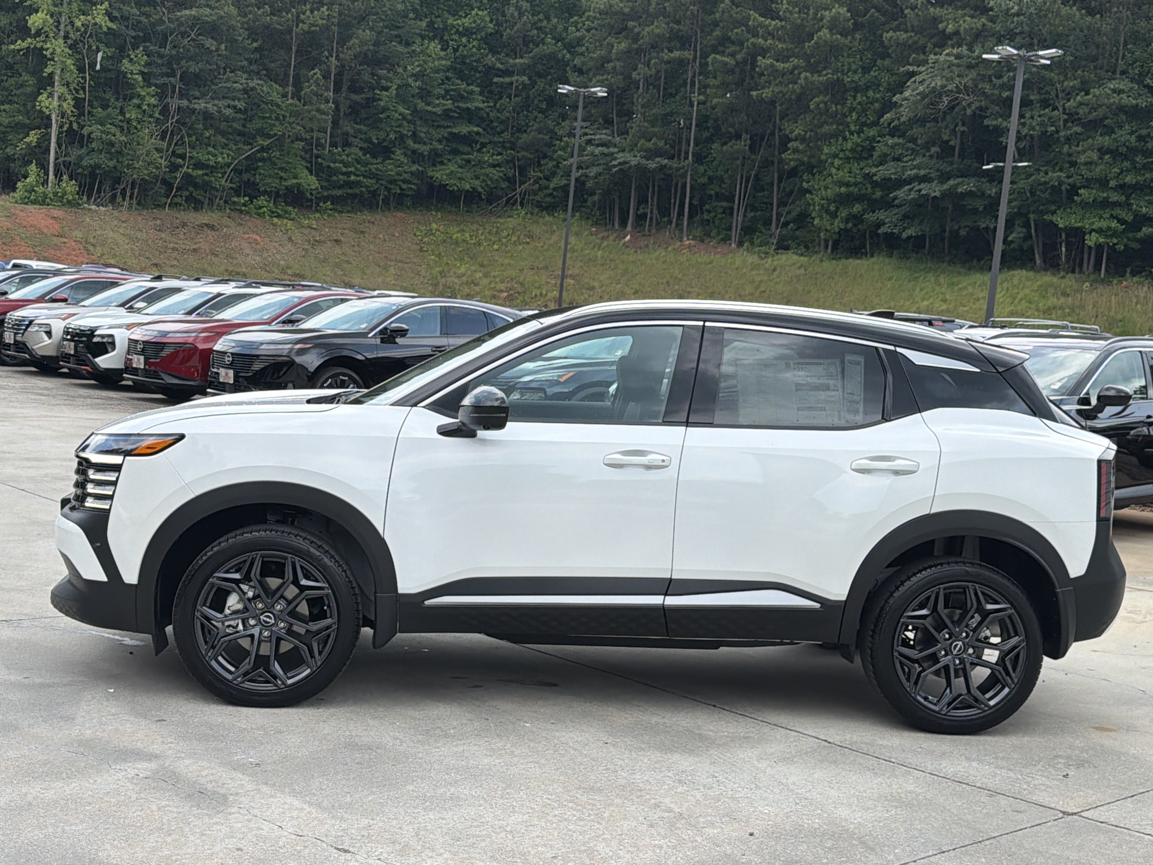 New 2026 Aspen White Tricoat/Super Black Nissan SR image 5