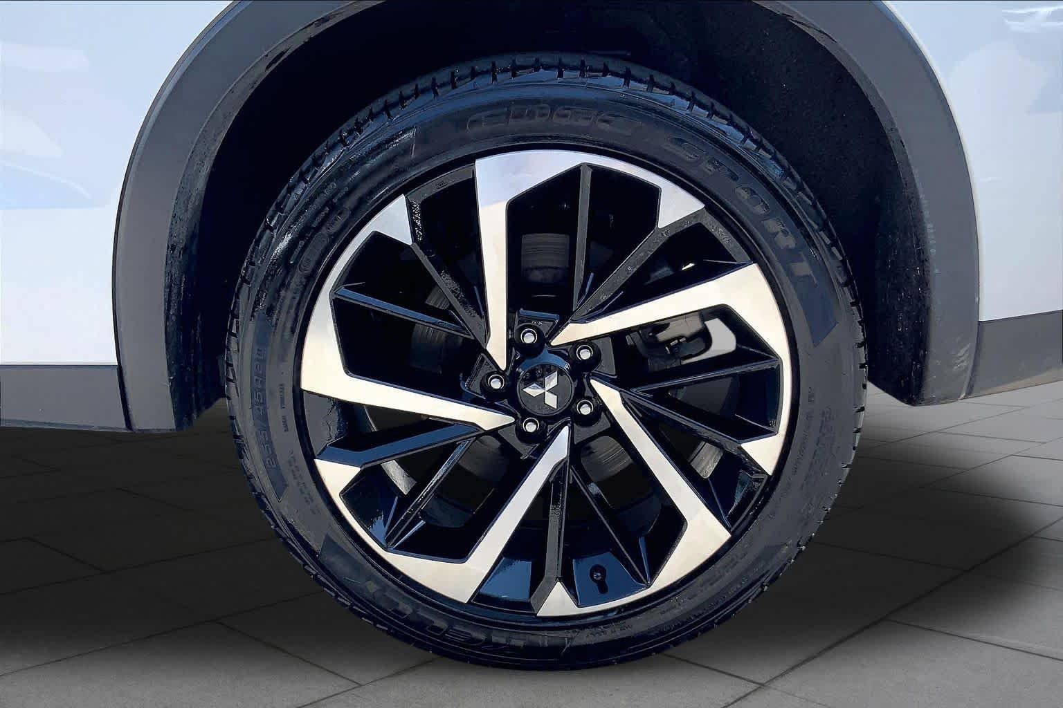 Used 2024 White Diamond Mitsubishi SE image 10