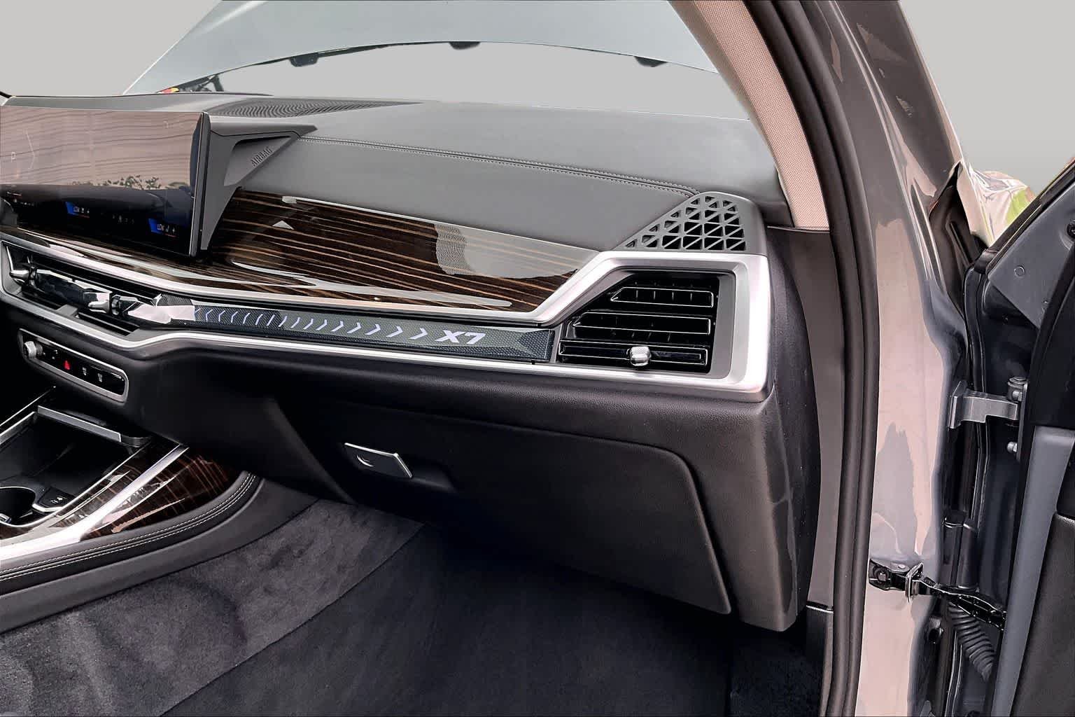 Used 2026 Skyscraper Grey Metallic BMW xDrive40i image 18