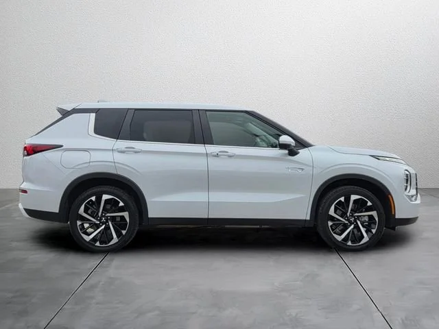 Used 2025 White Mitsubishi SE image 5