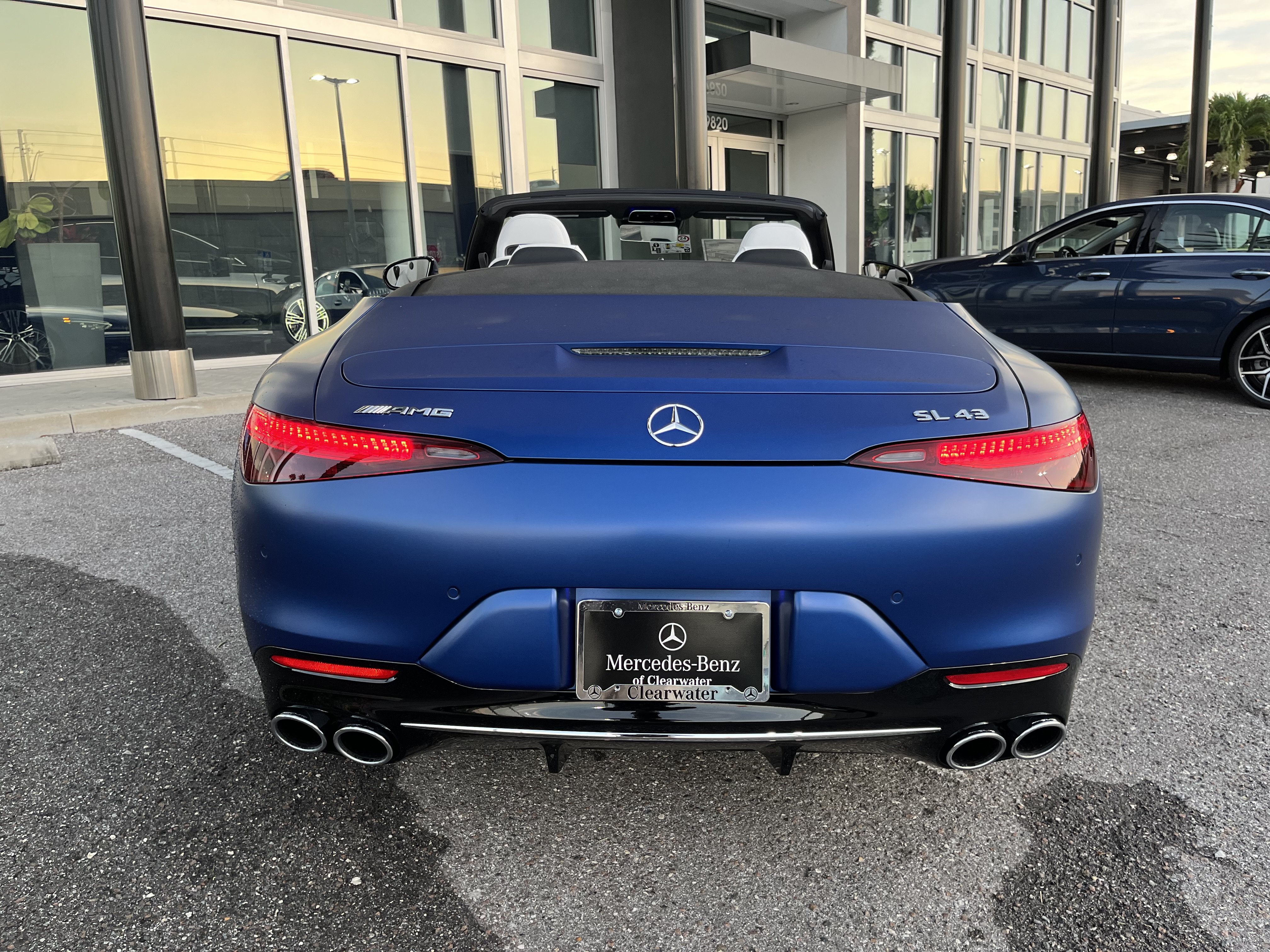 New 2026 MANUFAKTUR Starling Blue Magno Mercedes-Benz AMG® SL 43 image 5
