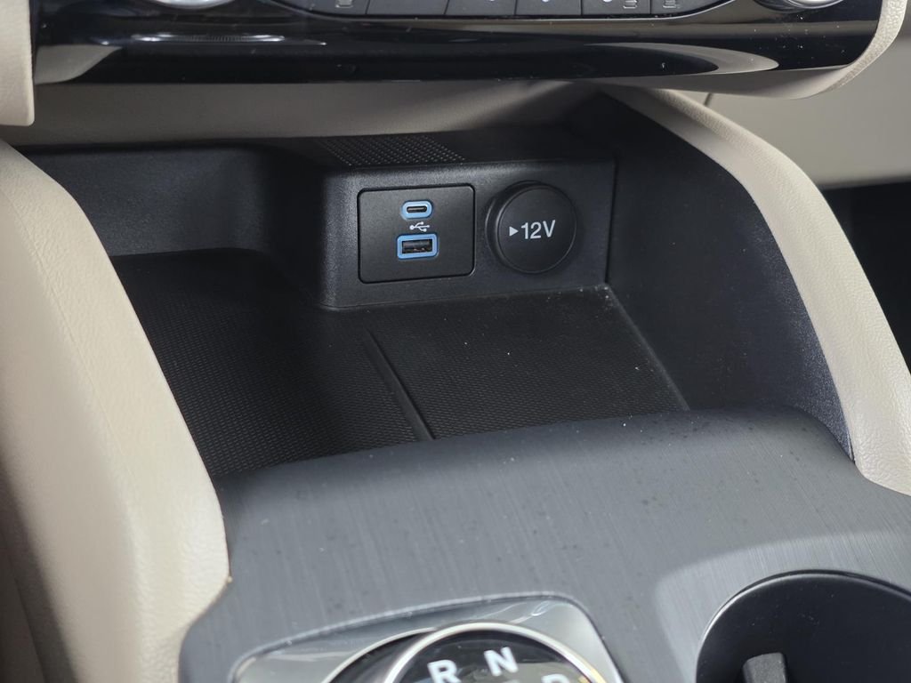Used 2022 White Ford SEL image 26
