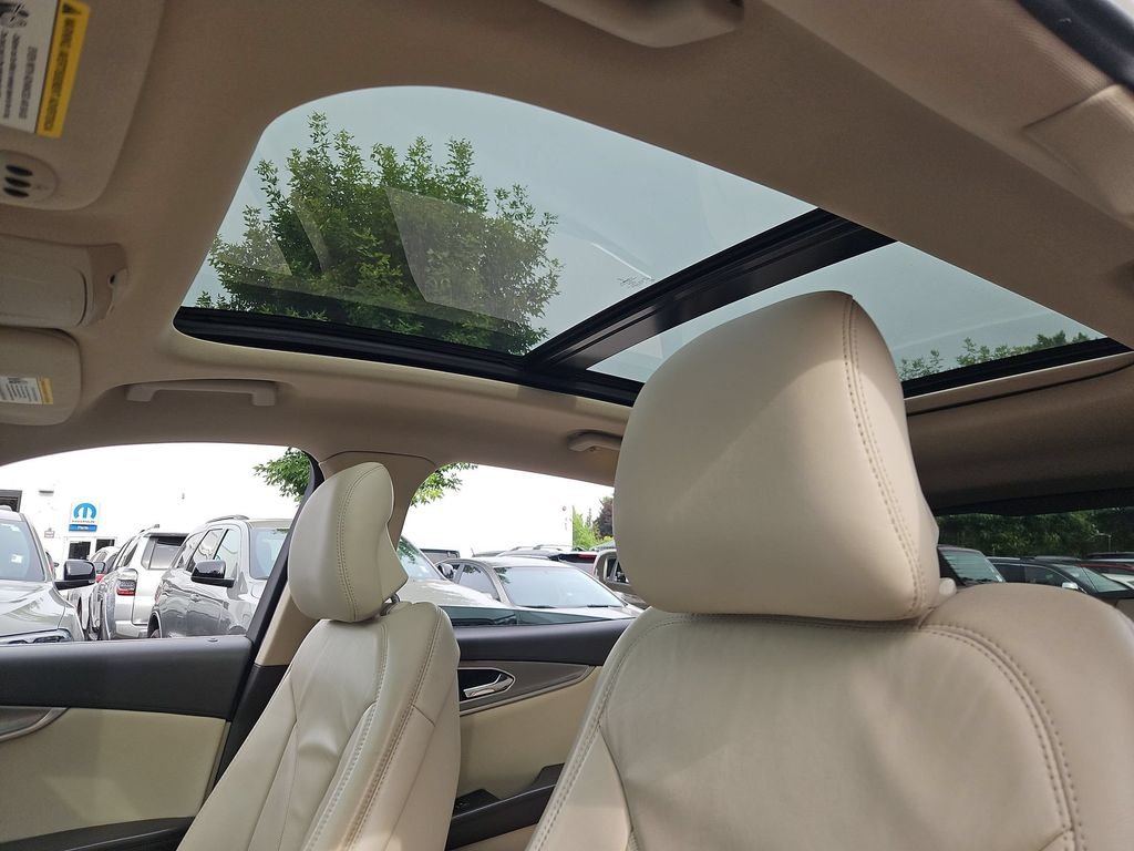 Used 2016 White Platinum Clearcoat Metallic Lincoln Select image 28