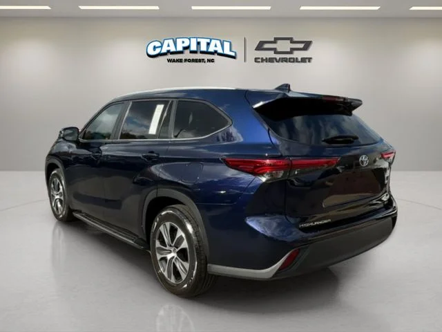 Used 2023  Toyota XLE image 3