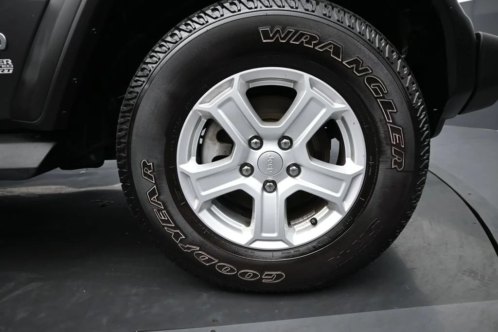 Used 2018 Gray Jeep Unlimited Sport S image 10