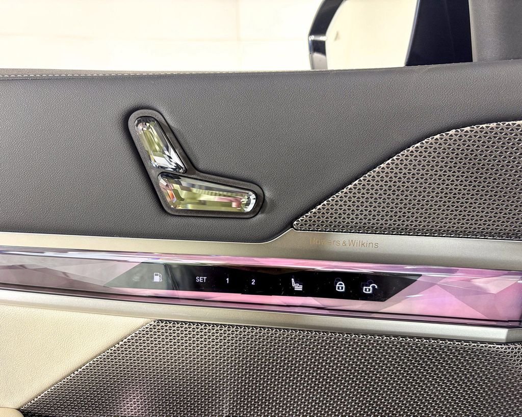 New 2025 Carbon Black Metallic BMW 750e xDrive image 31